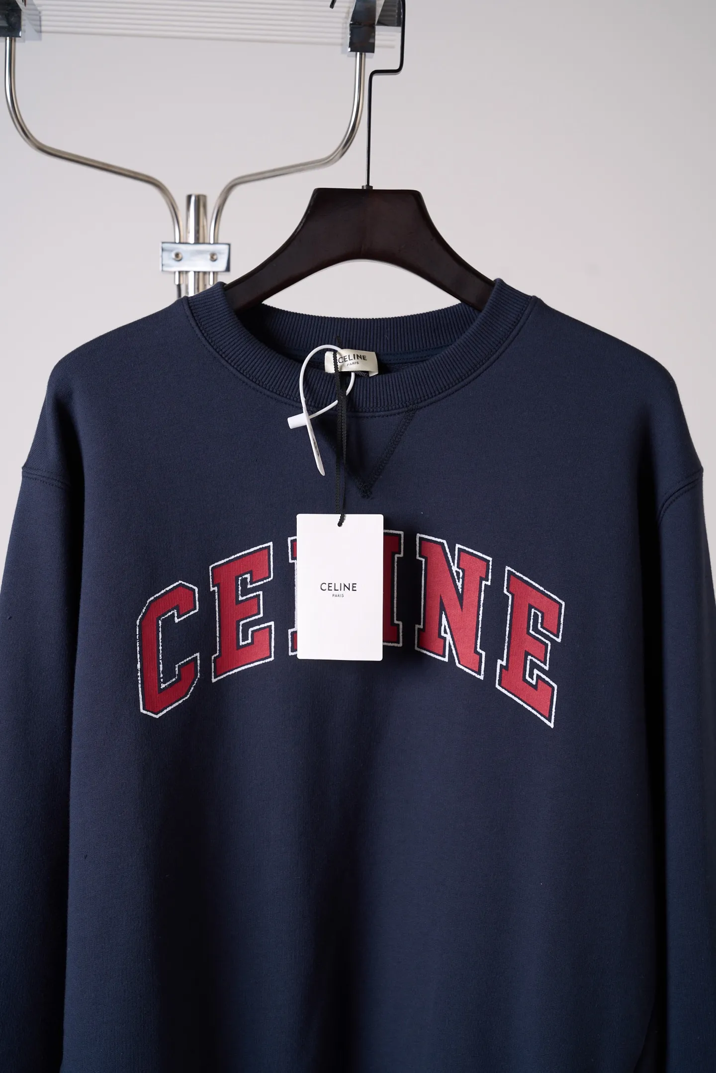 [Real auction] Celine/Céline Paris letter printed logo round neck sweatshirt (women's style) [In Stock] S M L custom-dyed densely woven fish scale sheared cotton material, fine and fluffy, soft and skin-friendly. The navy blue base color settles the retro tone, and the burgundy contrasting color evokes the college charm, gently interpreting the casual and free girl's posture. The iconic Celine Paris arch print is placed on the chest of the body, and the Retro school font is layered in contrasting colors, which is neat, full and powerful; the cuffs are embellished with exquisite hand-embroidered logos, which are low-key and hidden in the sleeves, and the light and dark echo each other. The soft dropped shoulders and loose fit take into account relaxation and neat lines. The moderate length flatters the body shape and creates a casual retro college girl silhouette. The style is evident in the details, relaxed yet refined, interpreting the retro accent of contemporary girls. 1. Imported machine embroidery technology uses advanced computer control systems and precision mechanical components to precisely create the iconic TRIOMPHE logo embroidery, with smooth and delicate lines and a full sense of sophistication. 2. Glue printing: Use glue liquid paint to print patterns on the fabric, and bake the fabric to fix the printed pattern. 3. Fermentation washing treatment: The fabrics have been fermentation washing, which makes the hand feel and texture better, is not easy to deform, shrink, and fade, and maintains long-term beauty and loose fit.